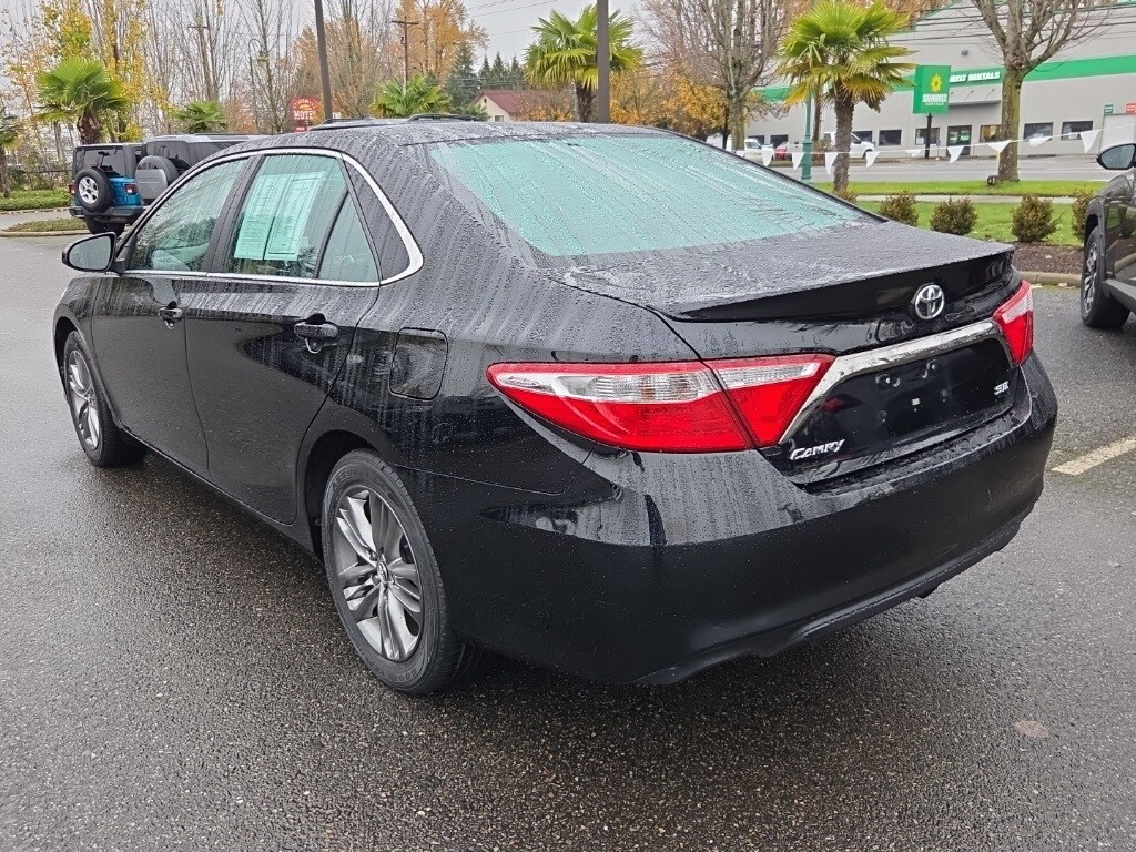 2016 Toyota Camry SE photo 3