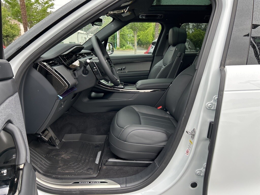2025 Land Rover Range Rover Sport SE photo 4