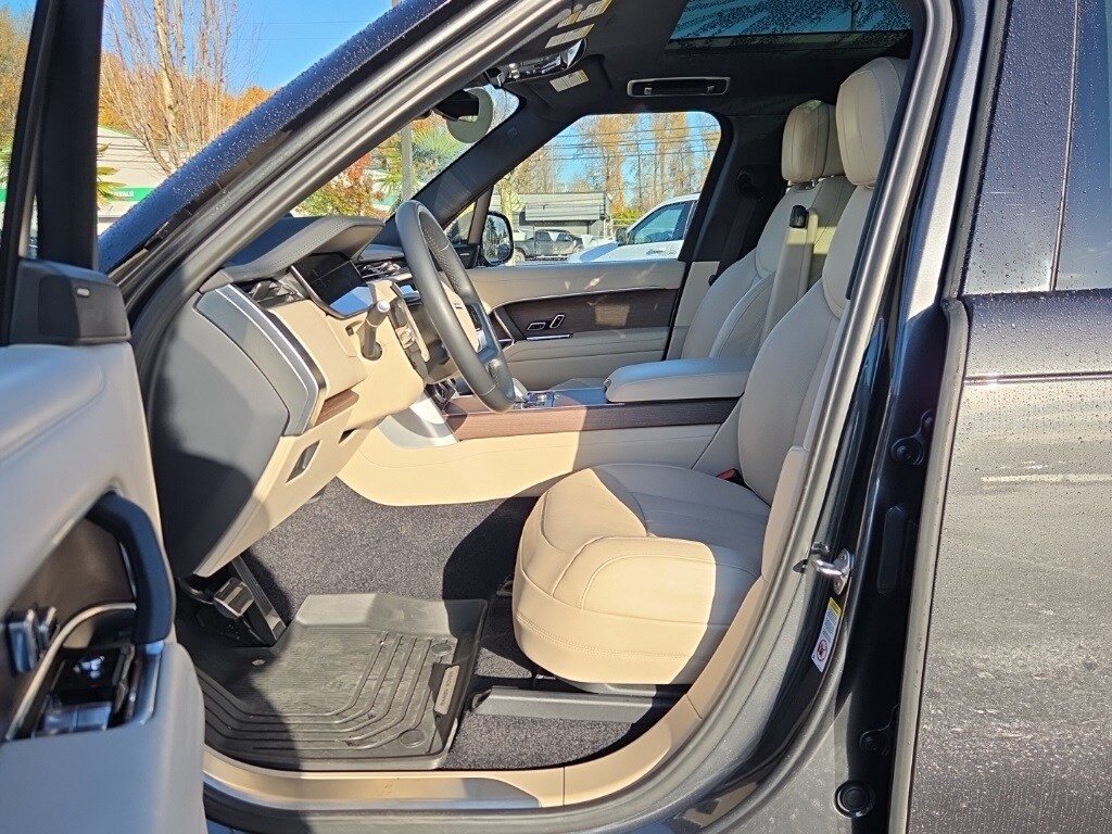 2023 Land Rover Range Rover SE photo 4