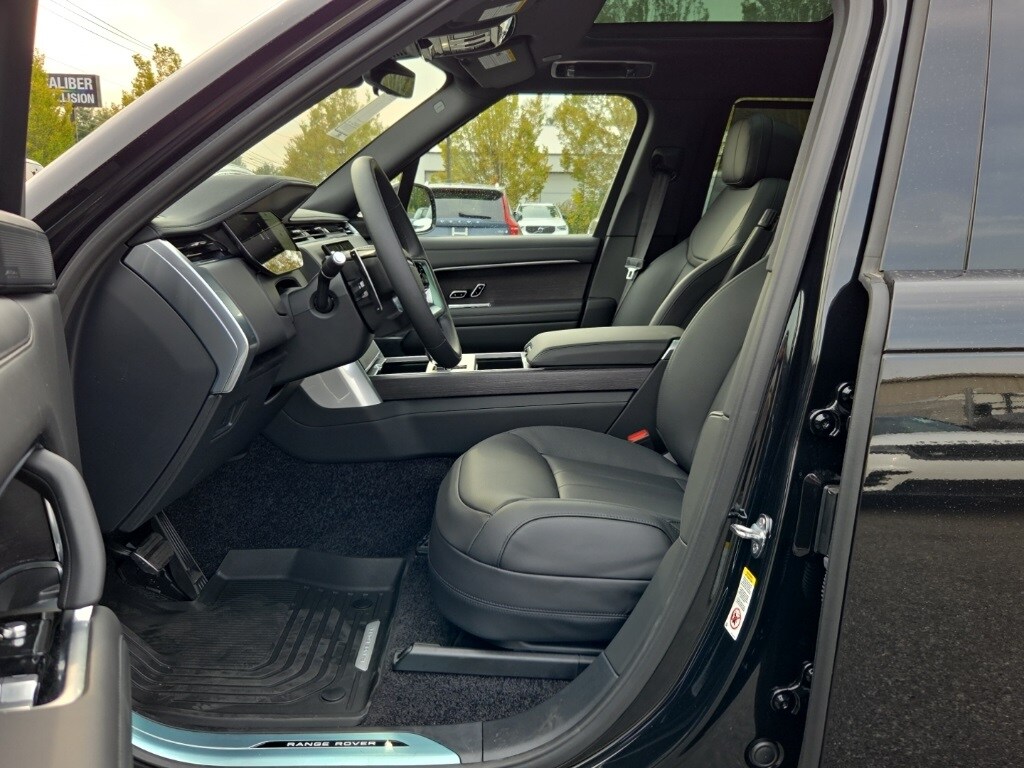 2025 Land Rover Range Rover SE photo 3