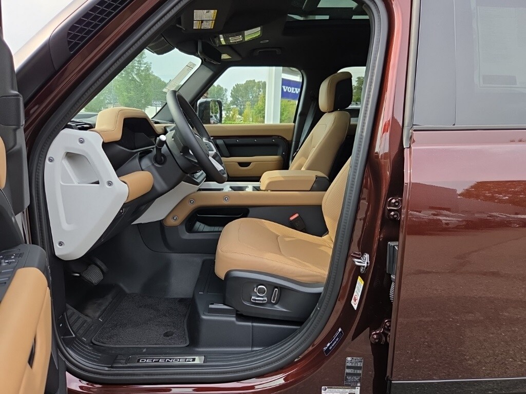 2025 Land Rover Defender 130 X-Dynamic SE photo 4