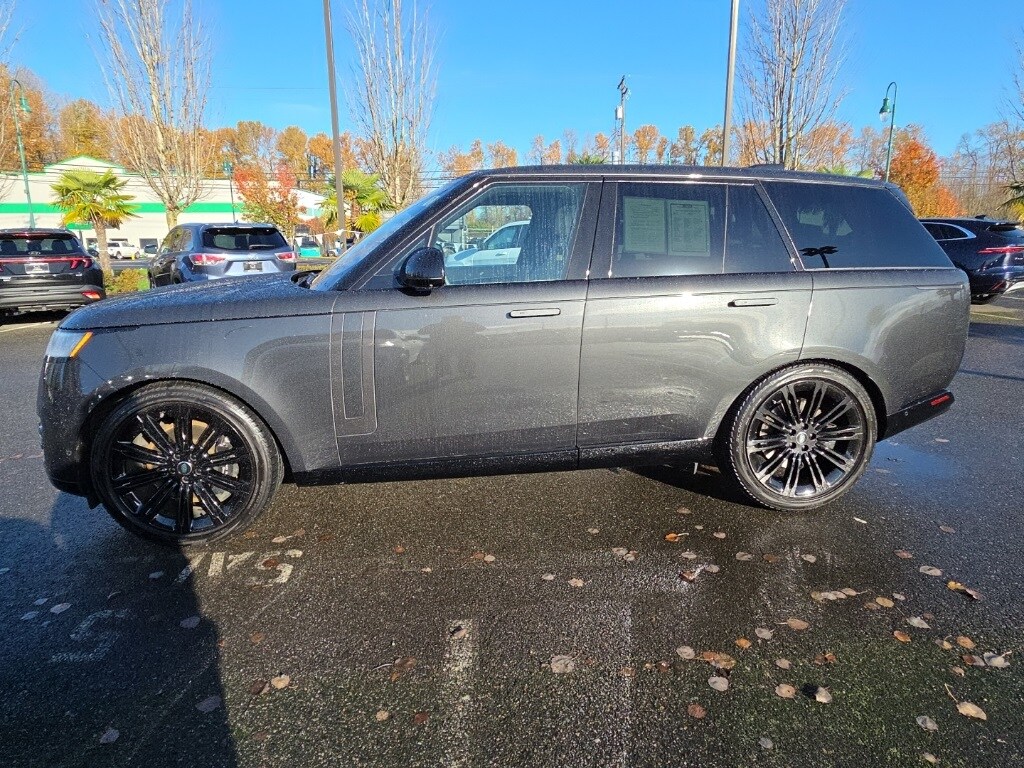 2023 Land Rover Range Rover SE photo 2