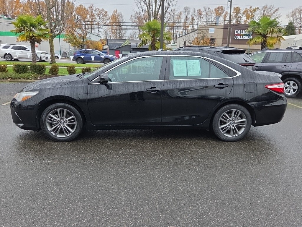 2016 Toyota Camry SE photo 2