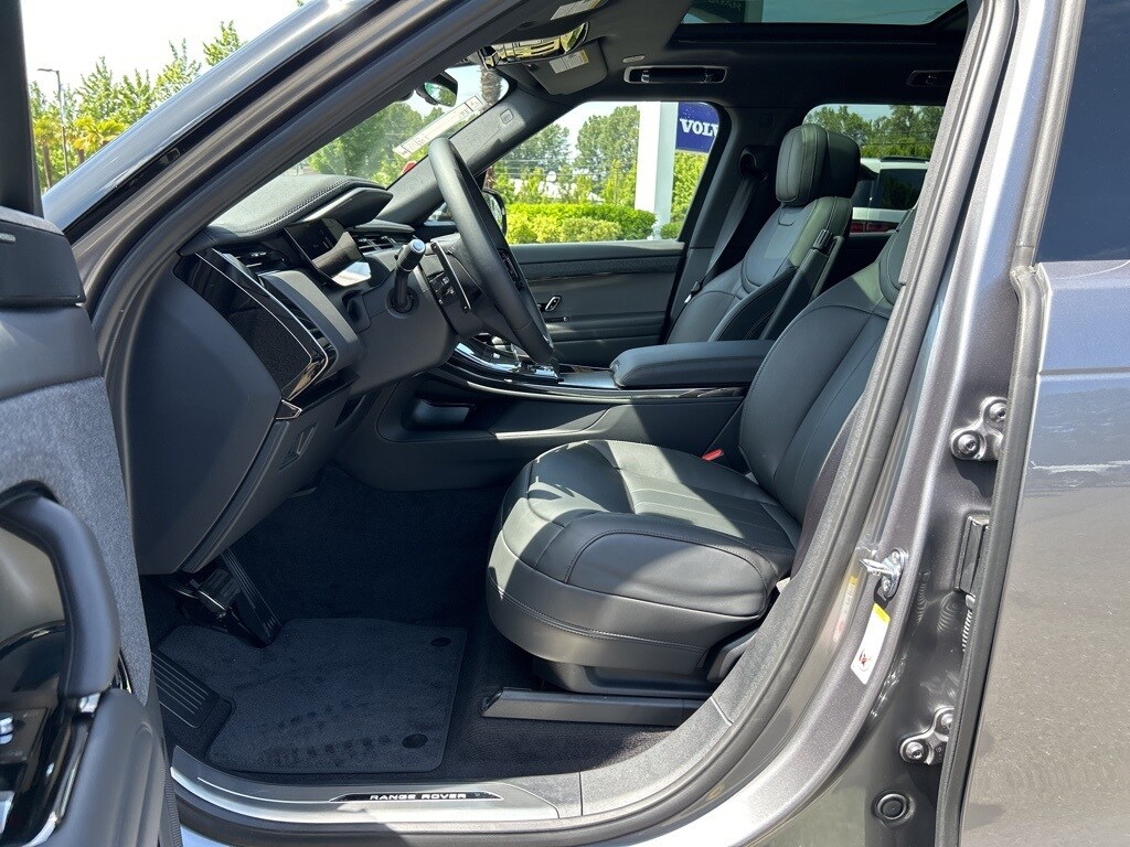 2025 Land Rover Range Rover Sport SE photo 4
