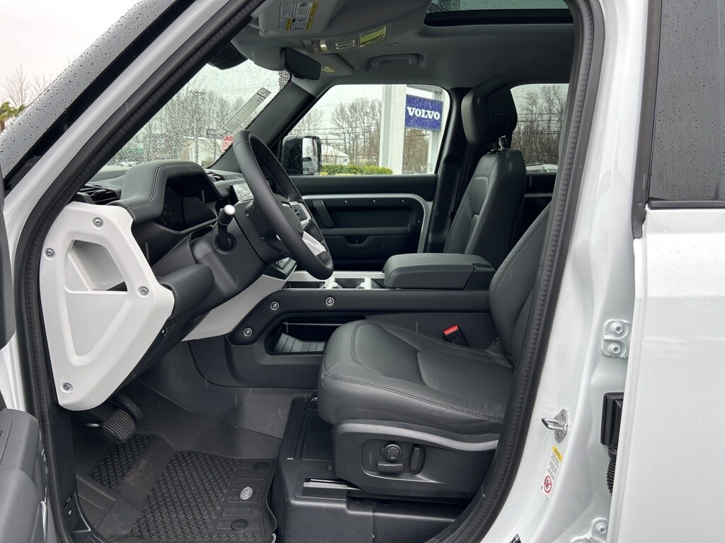 2025 Land Rover Defender 110 S photo 4