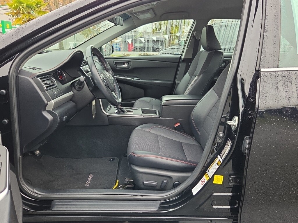 2016 Toyota Camry SE photo 4