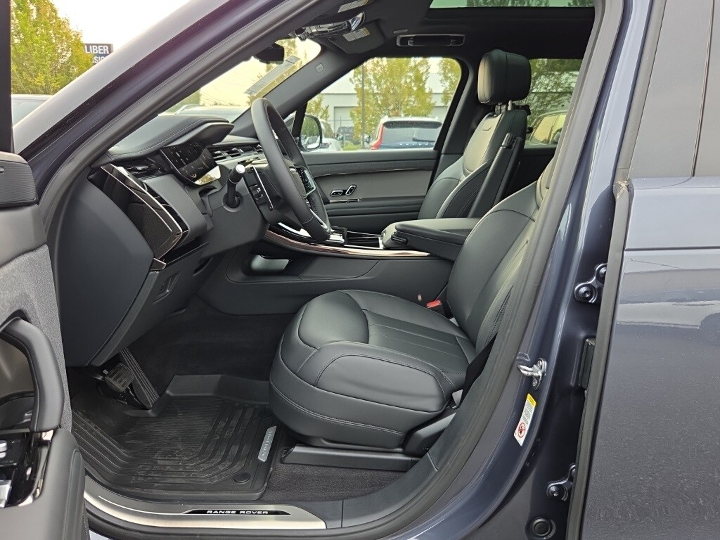 2025 Land Rover Range Rover Sport SE photo 4