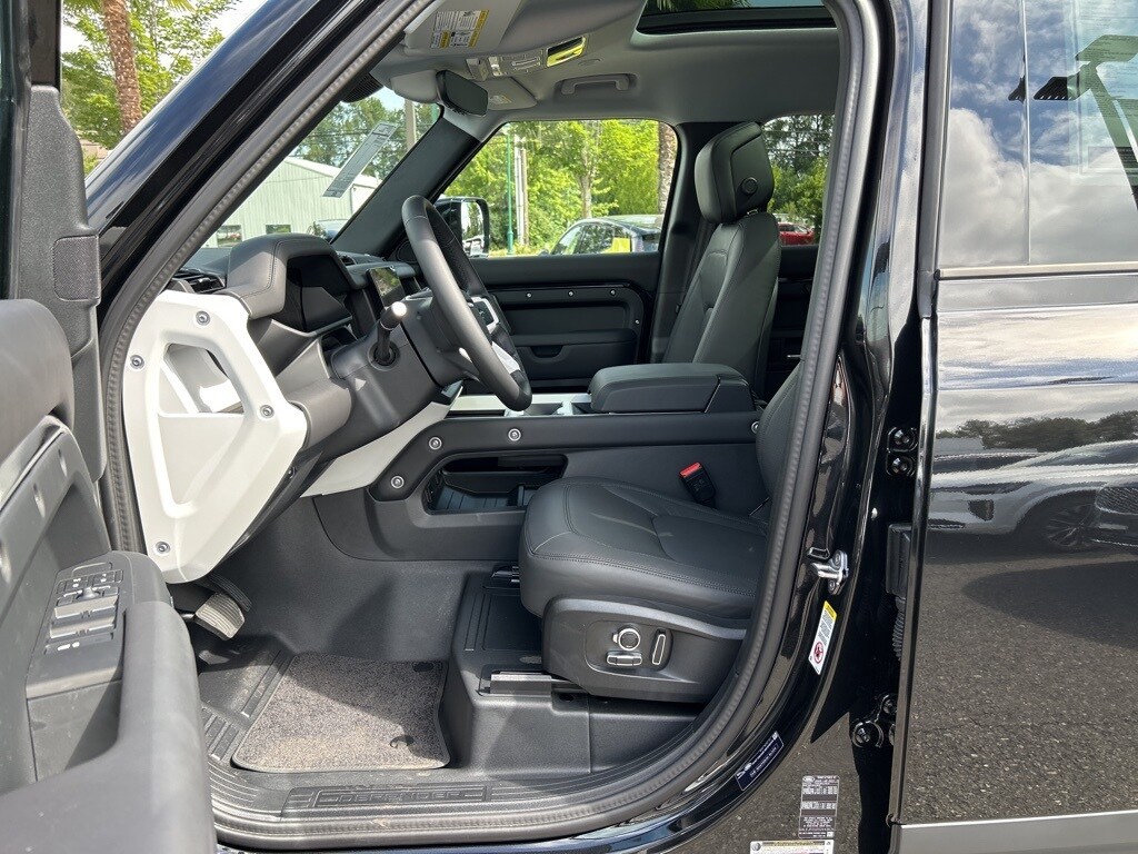2025 Land Rover Defender 130 S photo 4
