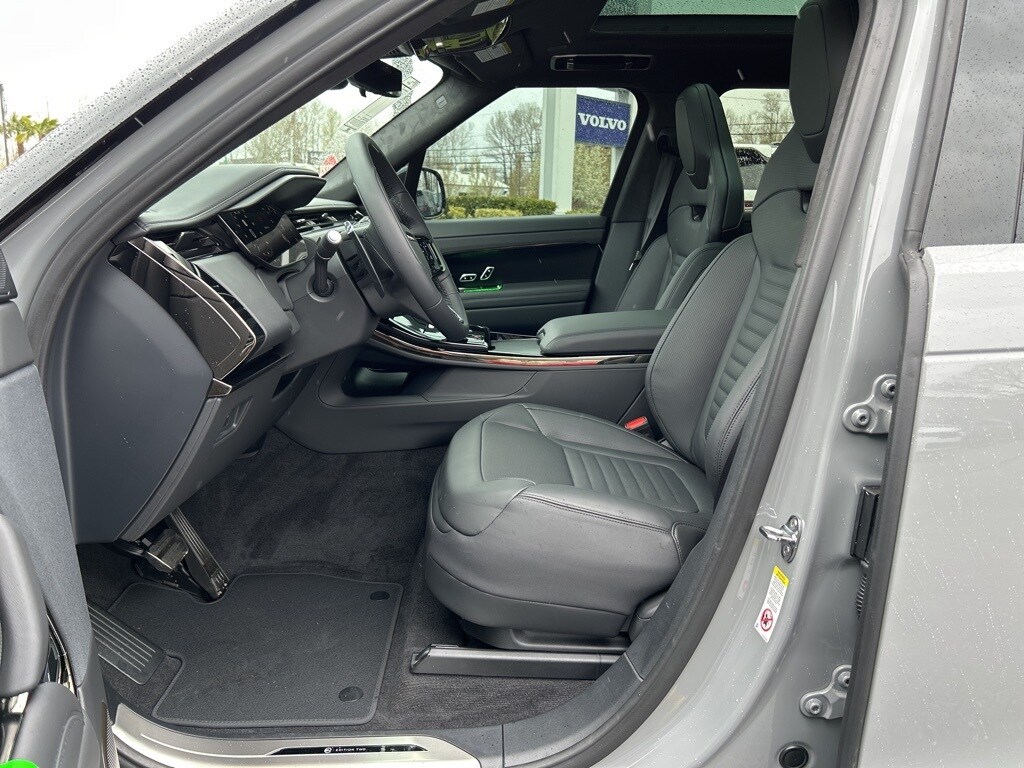 2025 Land Rover Range Rover Sport photo 3