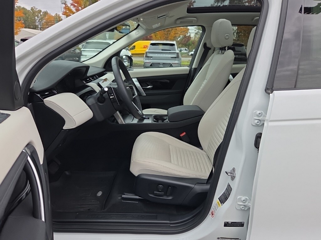 2024 Land Rover Discovery Sport S photo 4