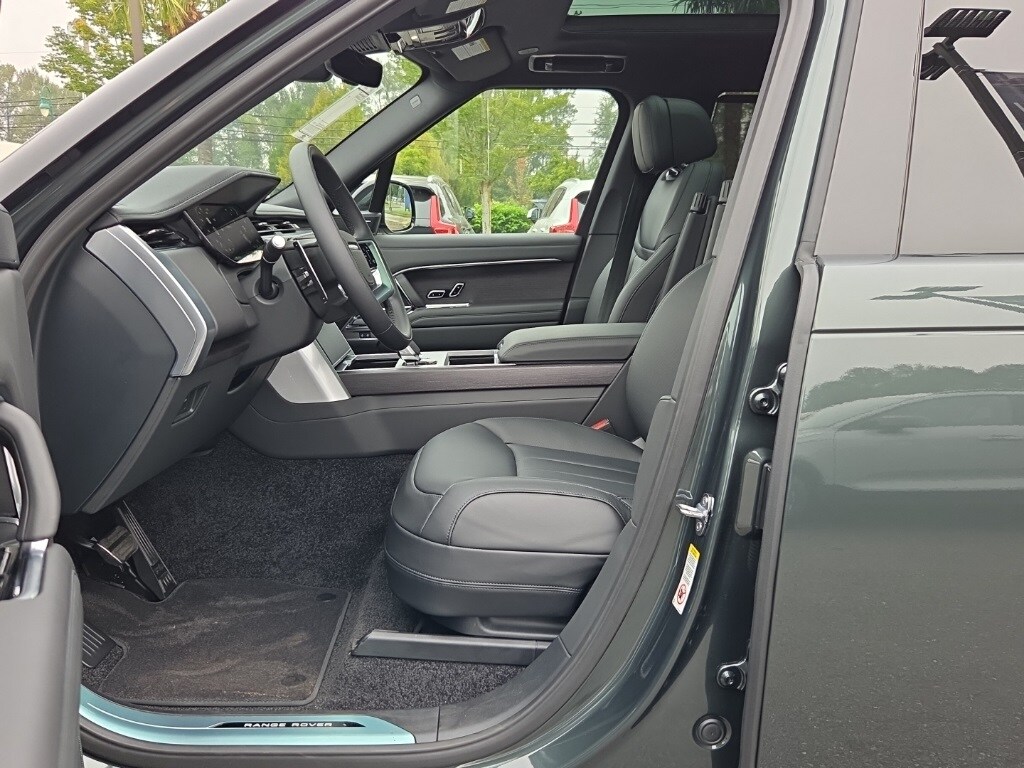 2025 Land Rover Range Rover SE photo 3