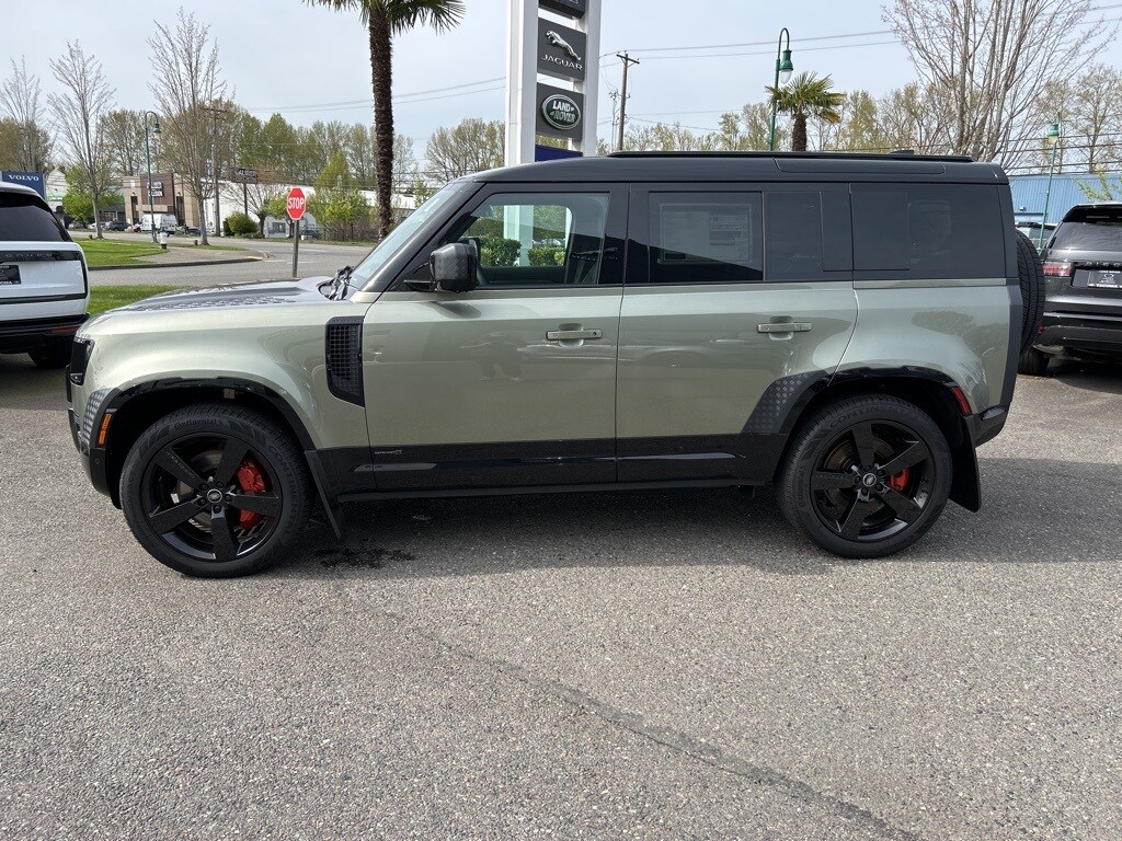 2025 Land Rover Defender 110 photo 2