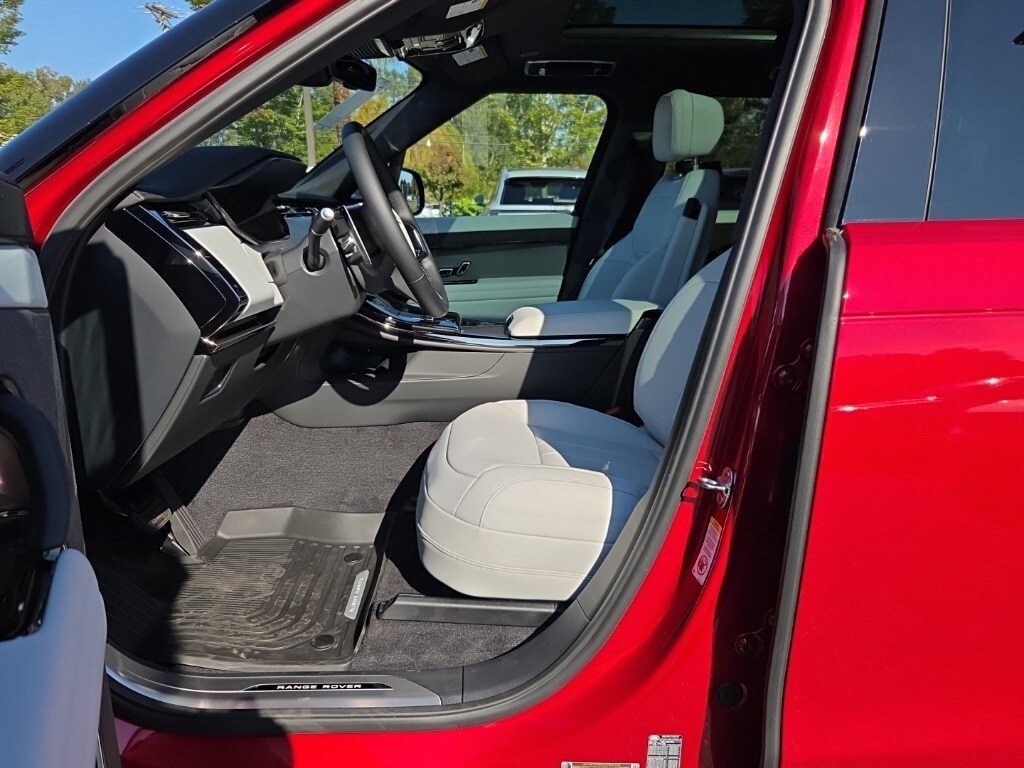 2025 Land Rover Range Rover Sport SE photo 3