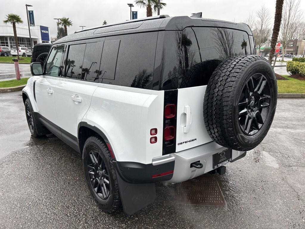2025 Land Rover Defender 110 S photo 3