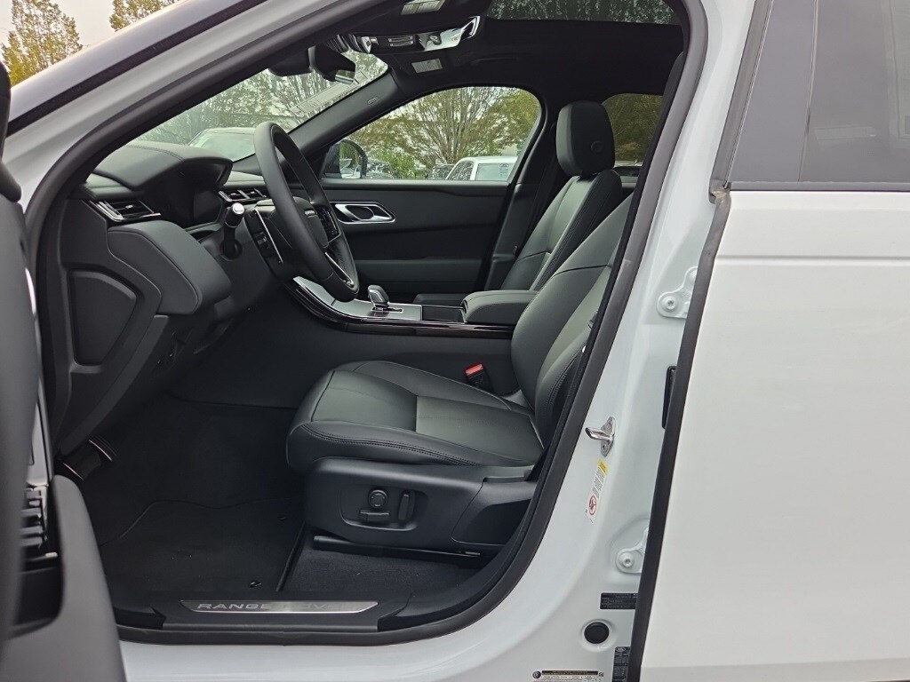 2026 Land Rover Range Rover Velar SE photo 4
