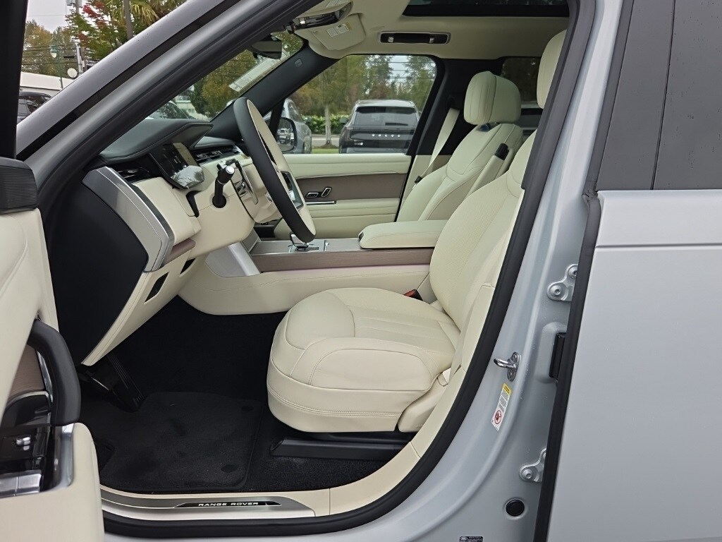 New 2025 Land Rover Range Rover SE SUV
