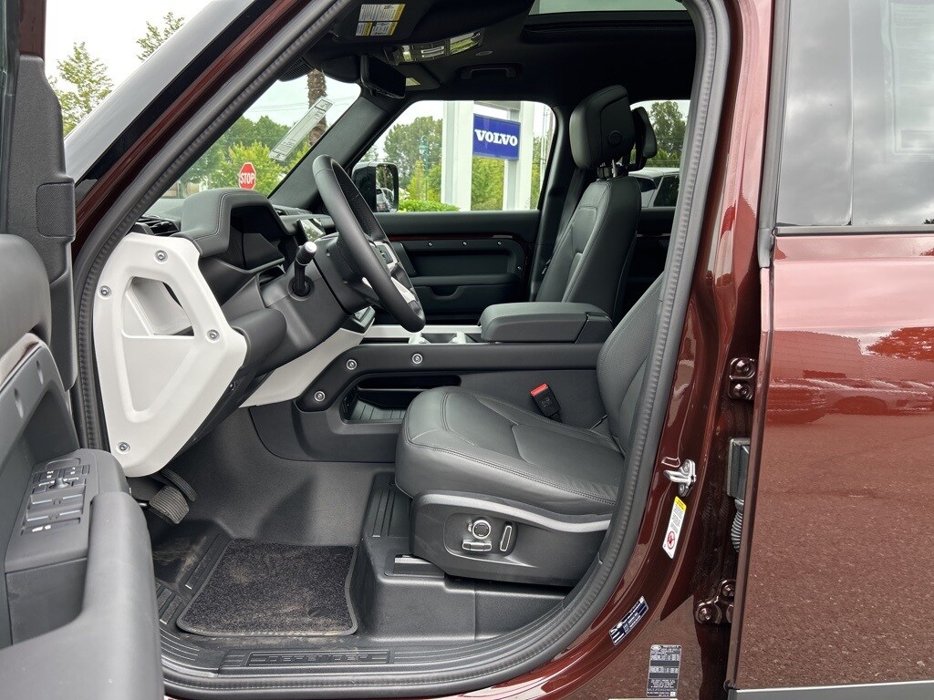 2025 Land Rover Defender 130 S photo 4