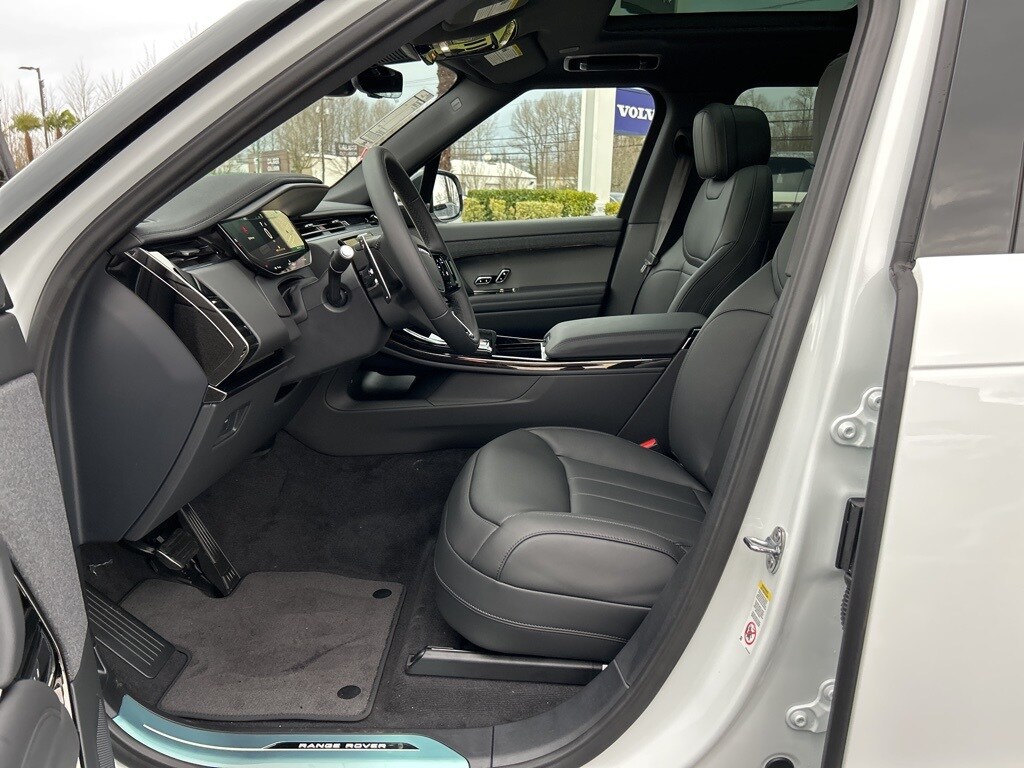 2025 Land Rover Range Rover Sport SE photo 4