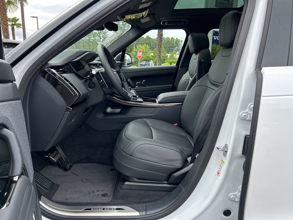 2025 Land Rover Range Rover Sport SE photo 4