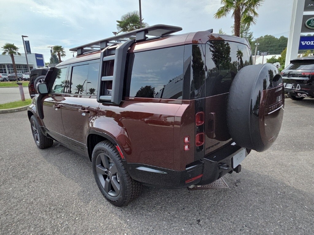 2025 Land Rover Defender 130 X-Dynamic SE photo 3