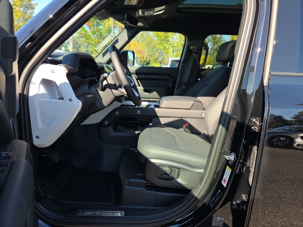 2026 Land Rover Defender 110 X-Dynamic SE photo 4