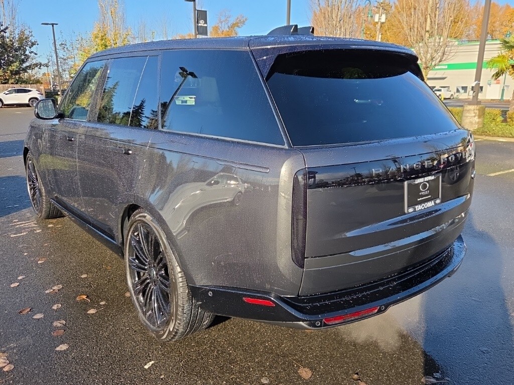 2023 Land Rover Range Rover SE photo 3