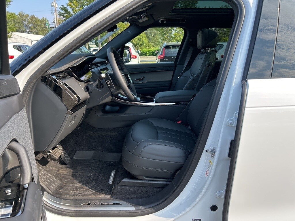 2025 Land Rover Range Rover Sport SE photo 4