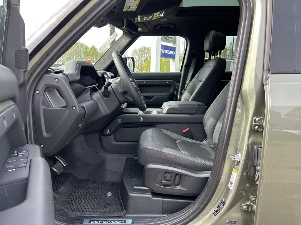 2025 Land Rover Defender 110 photo 4