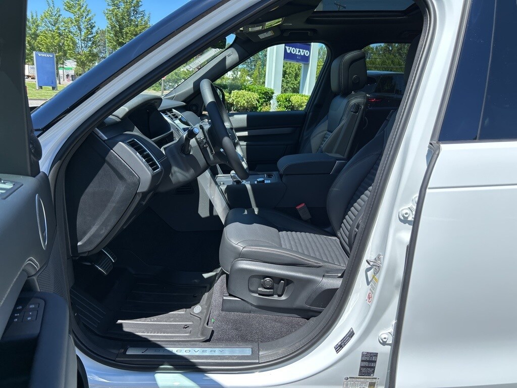 2025 Land Rover Discovery P360 Dynamic SE photo 2