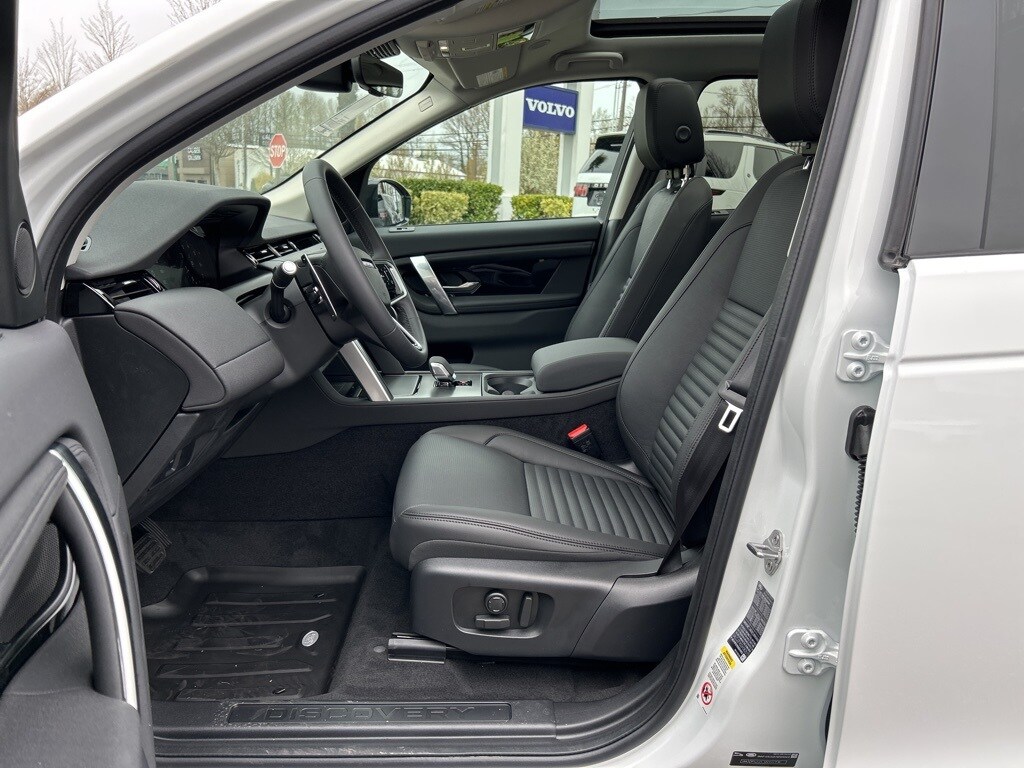 2025 Land Rover Discovery Sport S photo 4