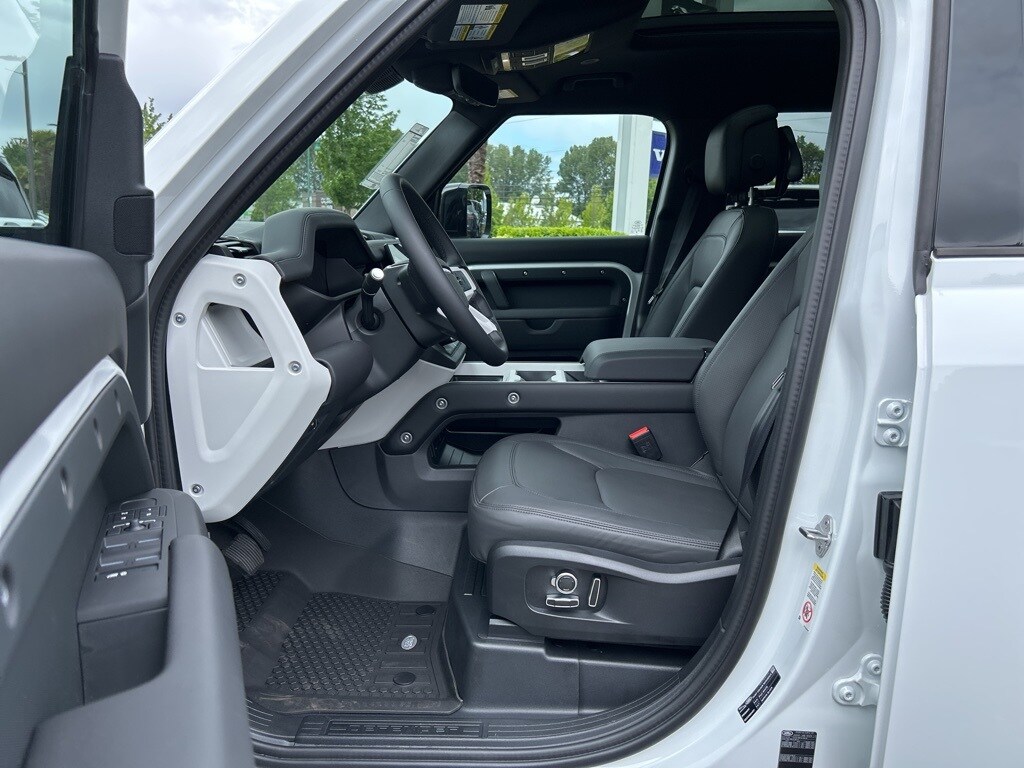 2025 Land Rover Defender 130 S photo 3