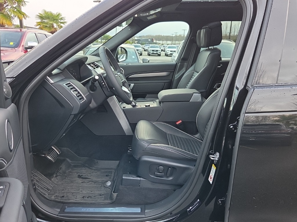 Used 2024 Land Rover Discovery Dynamic SE SUV