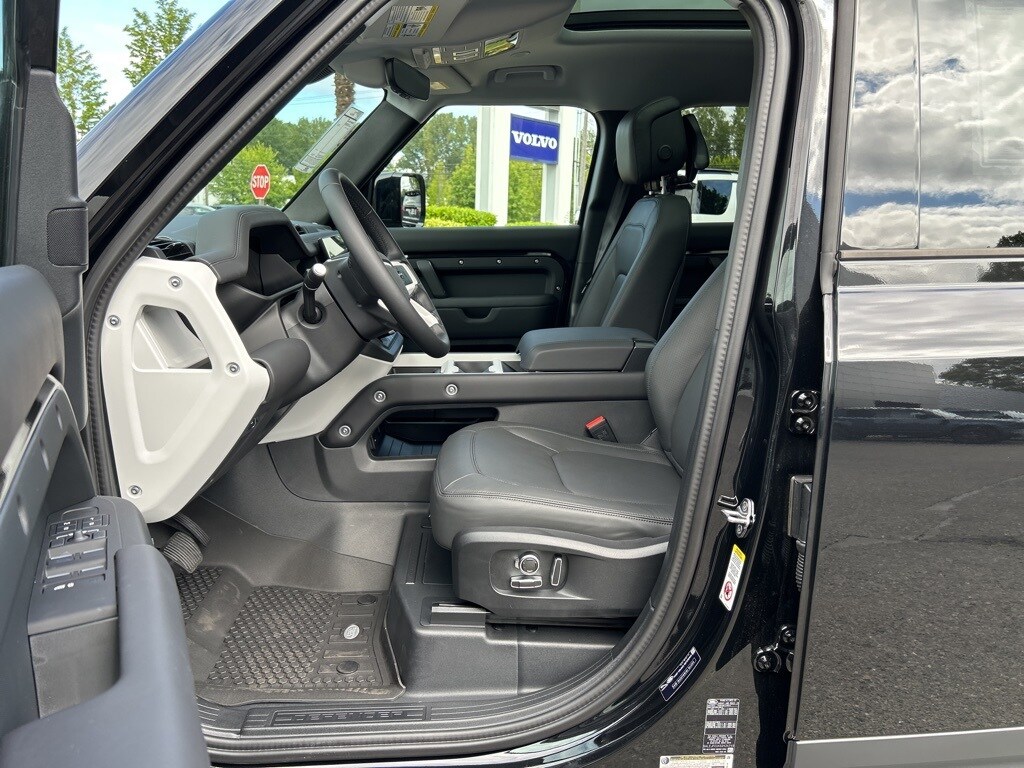 2025 Land Rover Defender 130 S photo 4