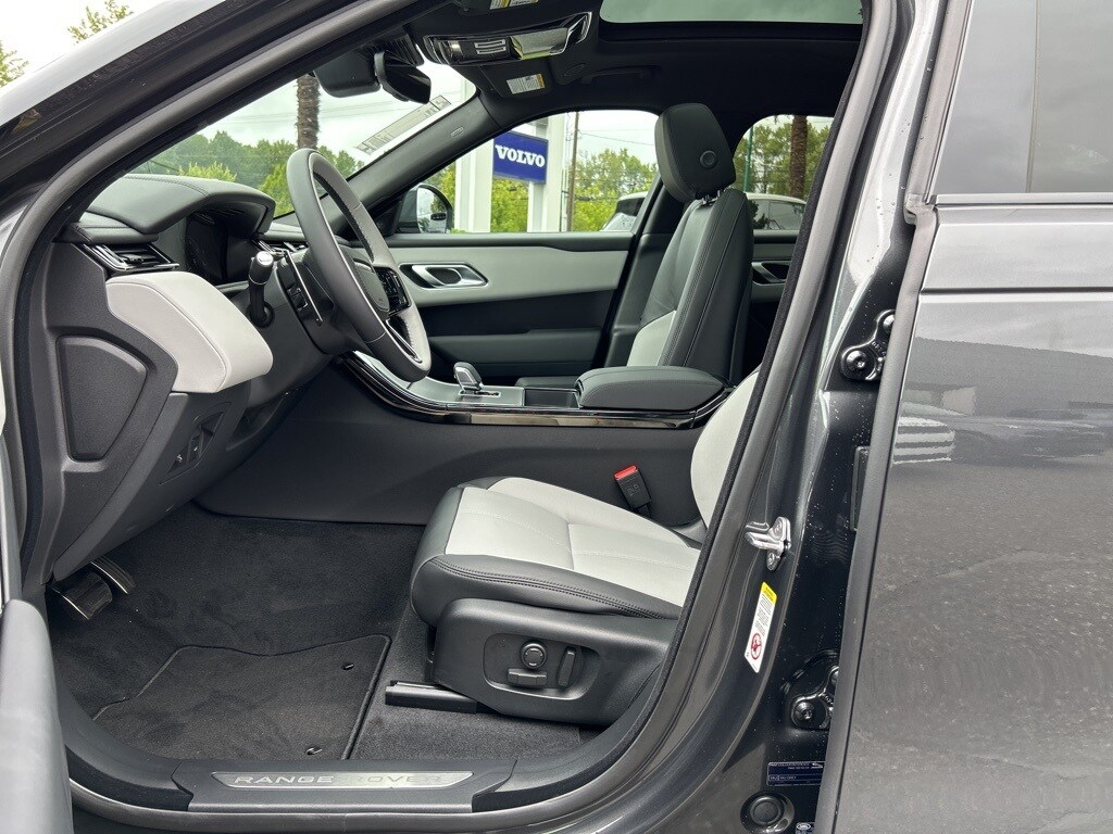2026 Land Rover Range Rover Velar SE photo 2