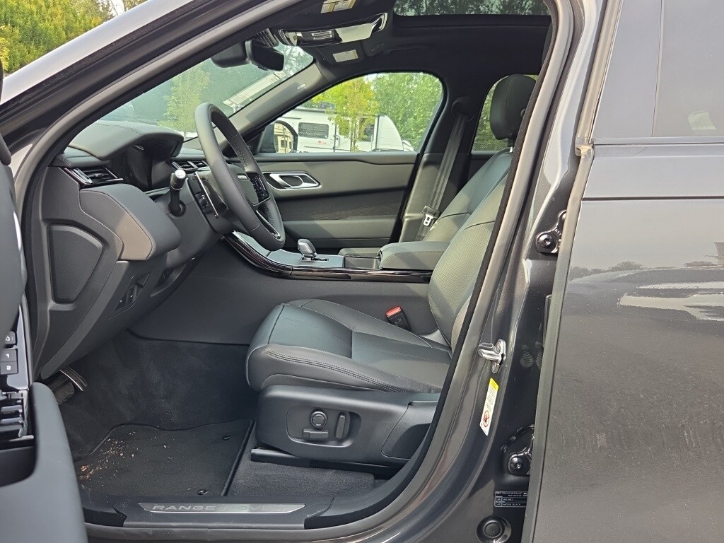 2026 Land Rover Range Rover Velar SE photo 3