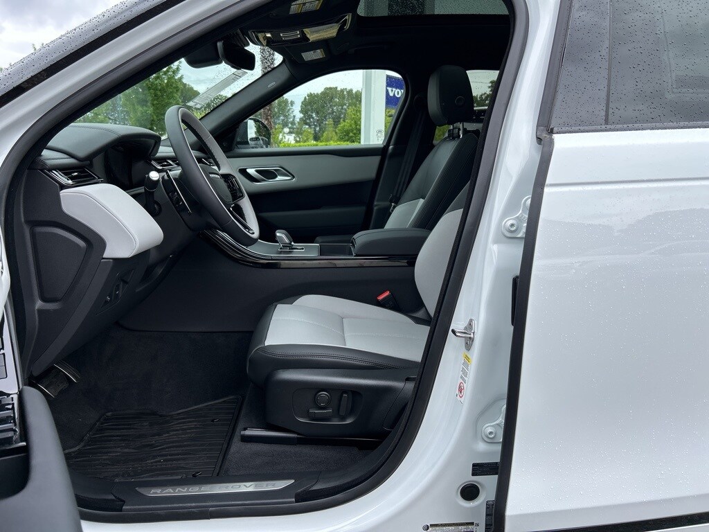 2026 Land Rover Range Rover Velar SE photo 3