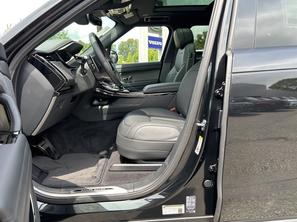 2025 Land Rover Range Rover Sport SE photo 3