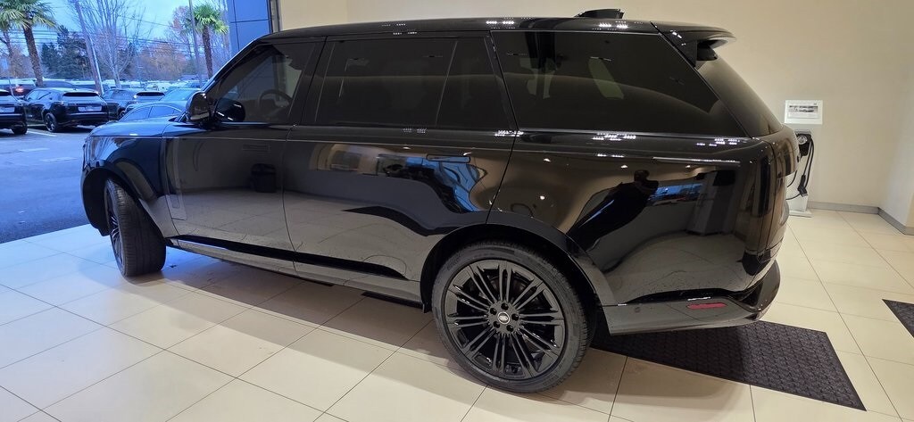 2025 Land Rover Range Rover SE photo 3