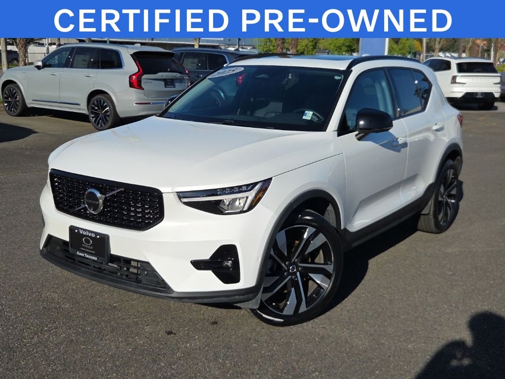 2025 Volvo XC40 B5 Plus Dark AWD's photo