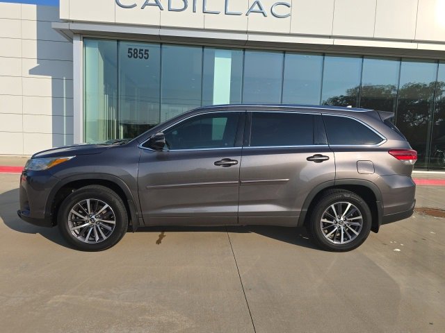 2018 Toyota Highlander SE photo 2