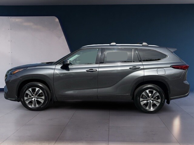 2022 Toyota Highlander XLE photo 2