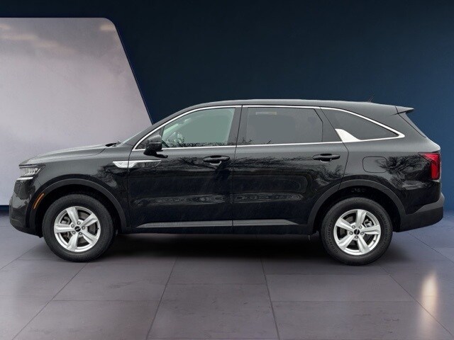 2023 Kia Sorento LX photo 2