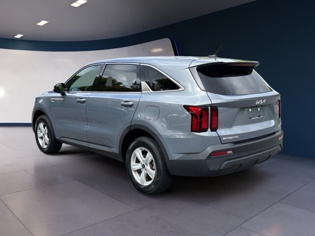 2023 Kia Sorento LX photo 3