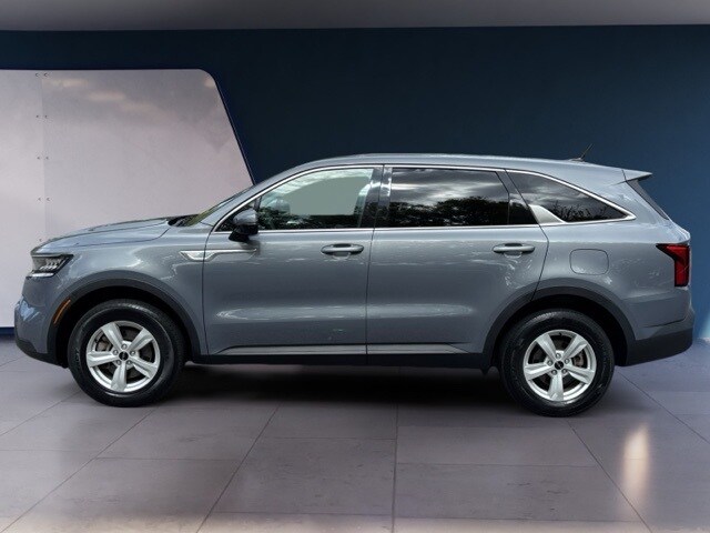 2023 Kia Sorento LX photo 2