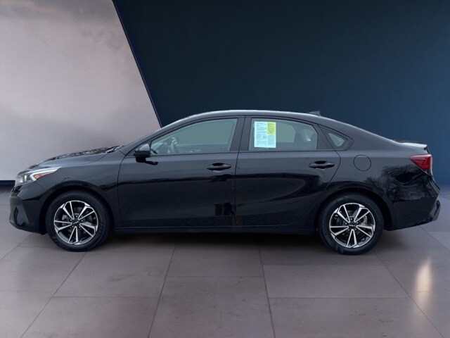 2023 Kia Forte LXS photo 2