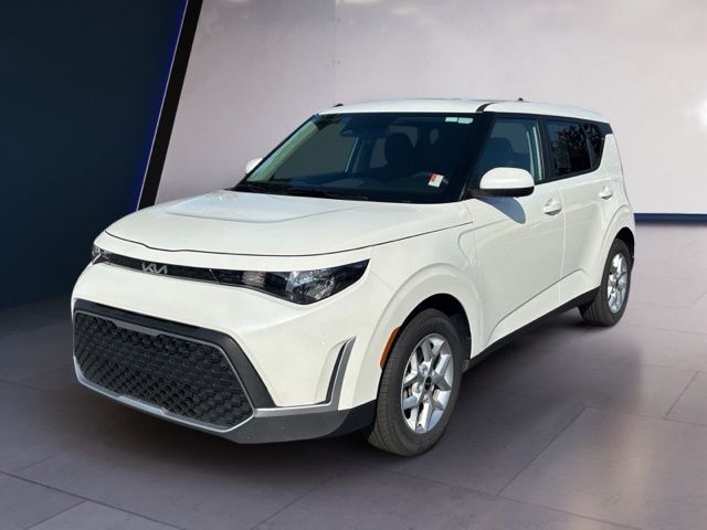 White 2025 Kia Soul SUV / Crossover Front-Wheel Drive Continuously Variable Transmission
