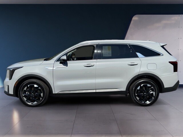 2025 Kia Sorento S photo 2