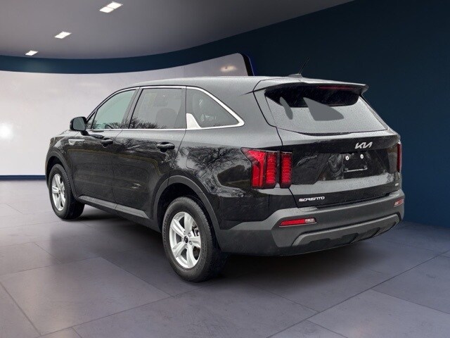 2023 Kia Sorento LX photo 3