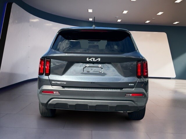 2023 Kia Sorento LX photo 3
