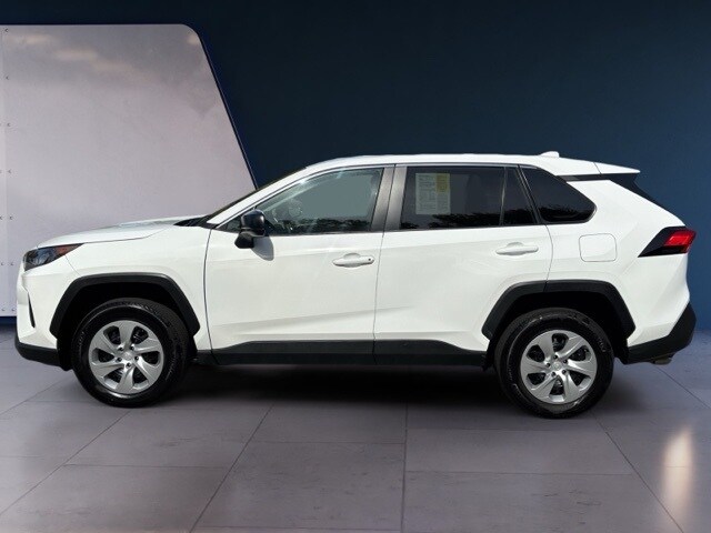 2022 Toyota RAV4 LE photo 2